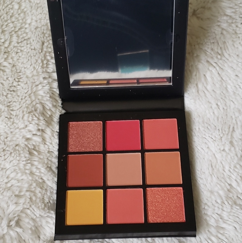 🆕️ Huda Obsessions Palette in Coral